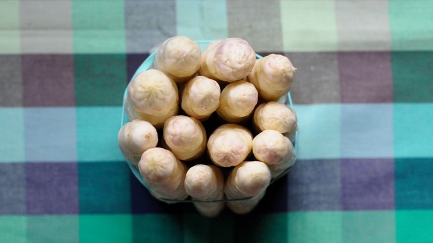 espárragos blancos con brotes