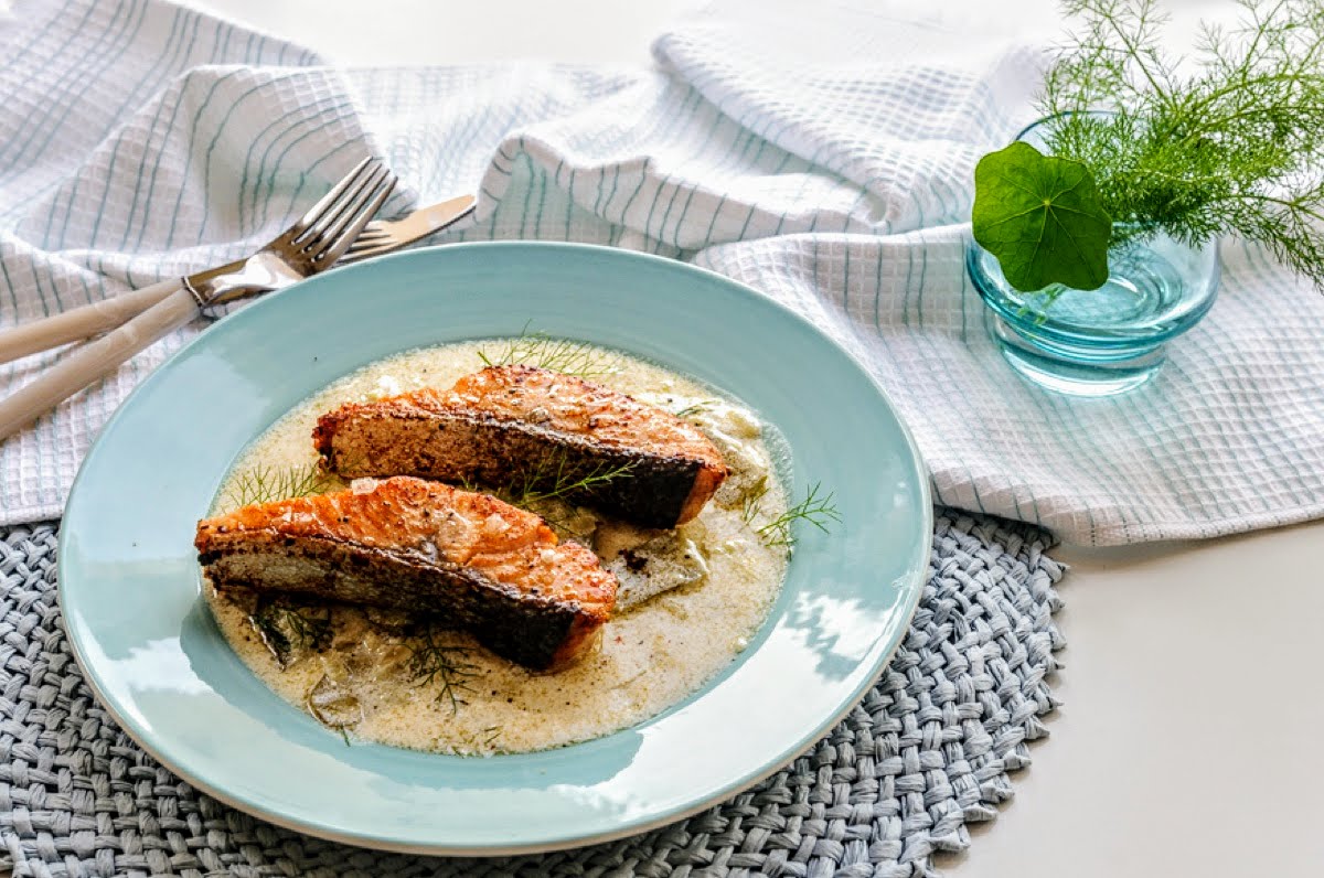 salmón con pepinillos